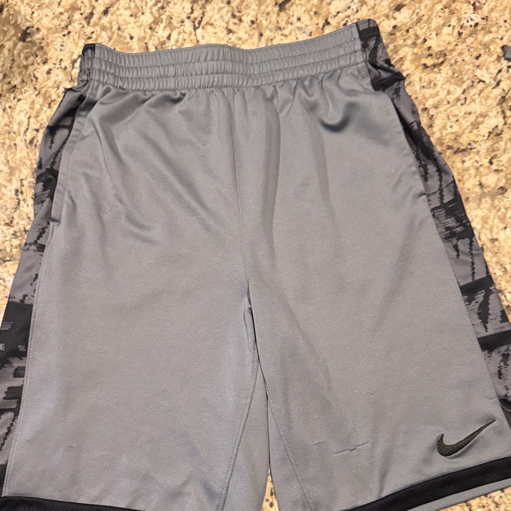 Nike boys Athletic Shorts in Gray and Black xl